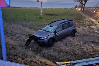 Kierujący dacią dachował w rowie. Wypadek na DK12 niedaleko Borku