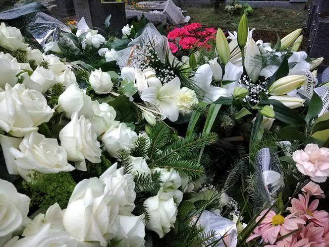 Tragedia w Salisbury. Zamordowane kobiety pochowane w Tarnowie. Grobu nie widać spod kwiatów