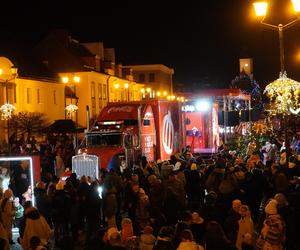 Ciężarówka Coca-cola w Białymstoku! Świąteczna atrakcja przyciągnęła tłumy mieszkańców na Rynek Kościuszki