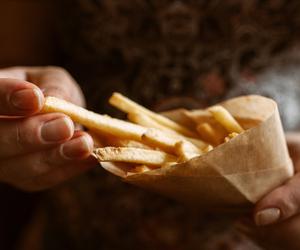 Taką dietą zafundujesz dziecku atak serca. Zobacz, czego nie jeść w ciąży