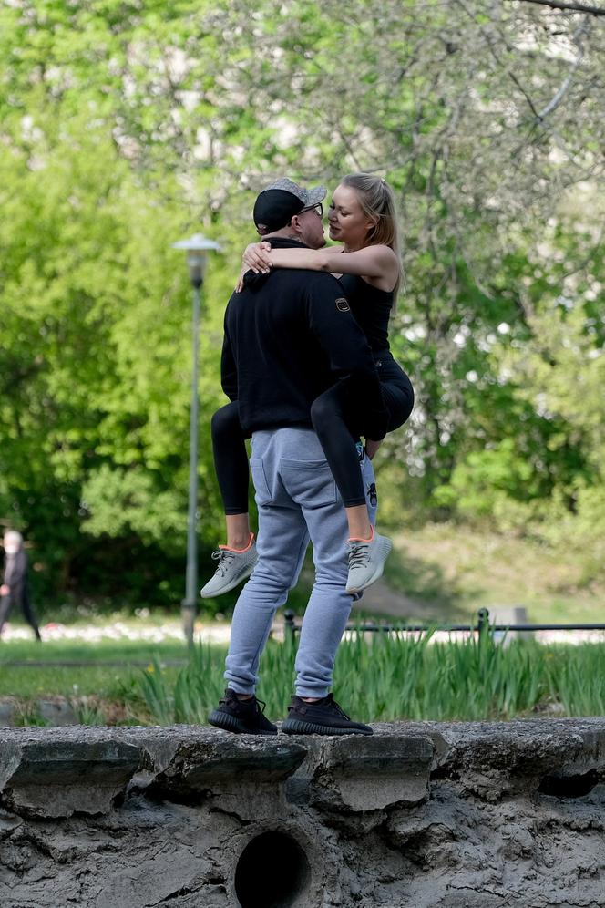 Ola Ciupa boksuje i całuje na spacerze