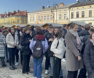 Maturzyści z Nowego Sącza zatańczyli poloneza na Rynku 