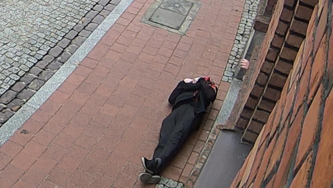 Wyszedł z komisariatu w Chełmży i runął na chodnik. Bohaterowie ruszyli mu na ratunek 