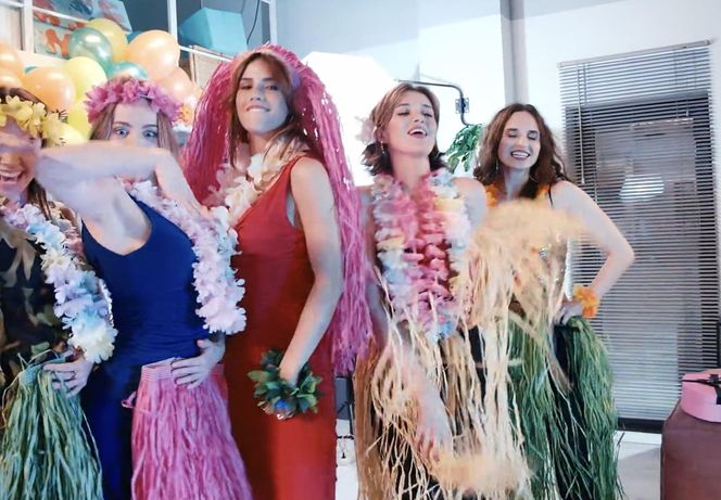 M jak miłość odc. 1884. Kama (Michalina Sosna), Aneta (Ilona Janyst), Ania (Alina Szczegielniak), Pati (Iza Budzinowska), Malwina (Klaudia Gryboś),