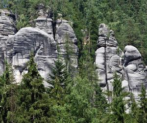 Skalne Miasto w Czechach - zdjęcia. Adršpašskoteplické skály zachwycają o każdej porze roku