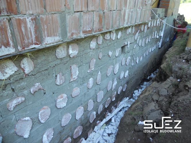 Brak hydroizolacji łatwo zamaskować termoizolacją. Trudno jednak ukryć efekty źle wykonanych prac
