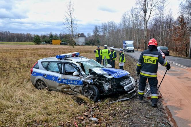 Wypadek w Knurowie koło Gliwic. Radiowóz zderzył się z audi