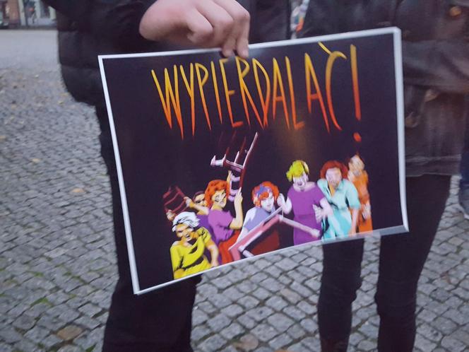 Znicze, wieszaki, transparenty. Protest "Piekło kobiet" w Lesznie