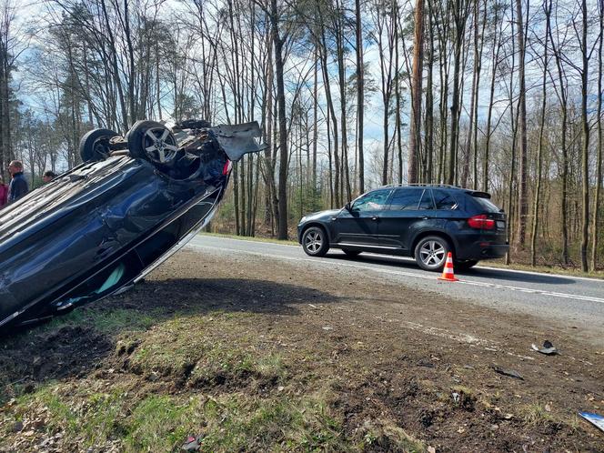 Pod Lubienią dachowało auto osobowe. Jedna osoba poszkodowana