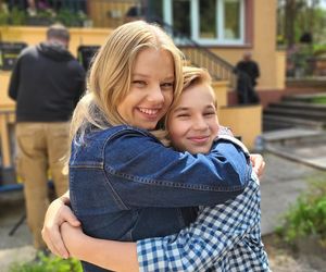 M jak miłość. Misiek (Aleksander Bożyk), Lenka (Olga Cybińska) na planie