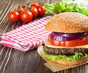 Domowe burgery: jak zrobić hamburgery w domu? [przepis]