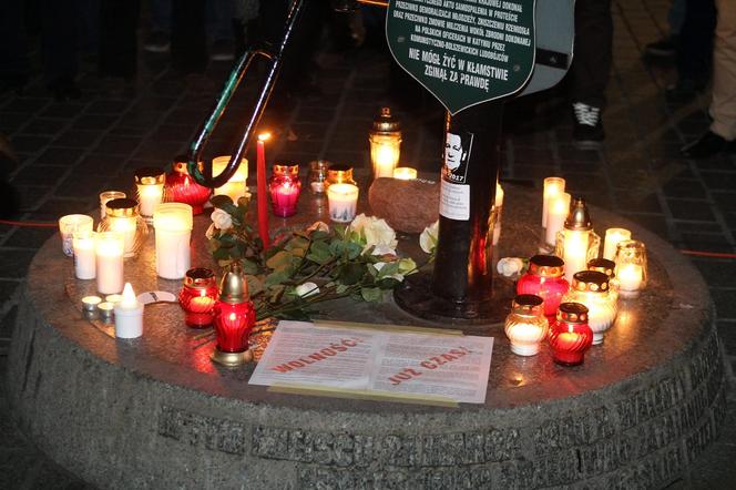 Podpalił się pod Pałacem Kultury i Nauki. Protestował przeciwko władzy. Mija sześć lat od samospalenia Piotra Szczęsnego