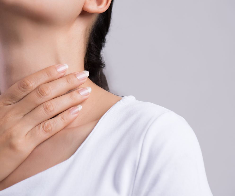 Ból szyi po COVID-19. Lekarz ostrzega: to może być podostre zapalenie tarczycy