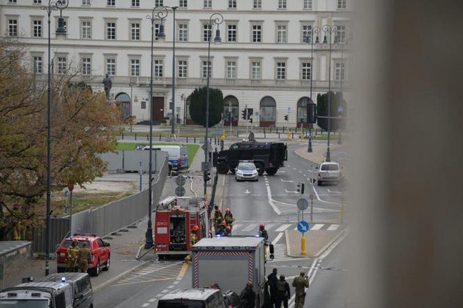 Wszedł na pomnik i twierdzi, że ma bombę. Policyjni negocjatorzy rozmawiająz desperatem