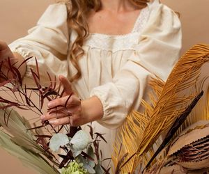 Wiosną i latem nosimy romantyczne bluzki boho. Z czym je łączyć? 