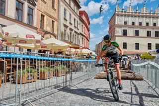 Na rowerach między kamienicami Starego Miasta. Eliminator MTB w Lublinie