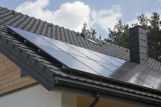 Panele fotowoltaiczne 500W: czy warto zainwestować w moduły o takiej mocy?