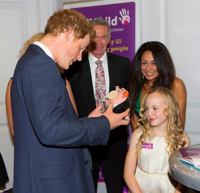 Książę Harry bawi się z dziećmi 2014