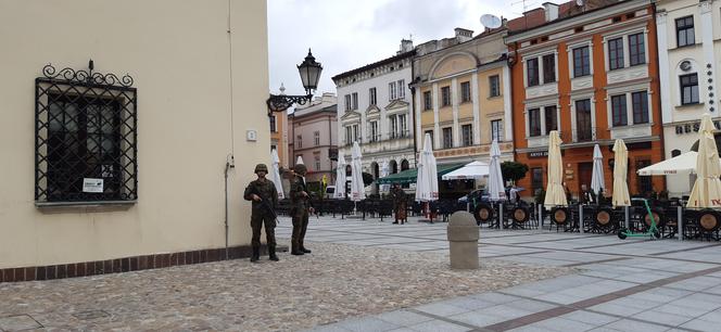 Służby na tarnowskim rynku