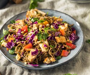 Azjatycka sałatka z kurczaka z niesamowitym orzechowym dresingiem - będzie chcieli więcej!