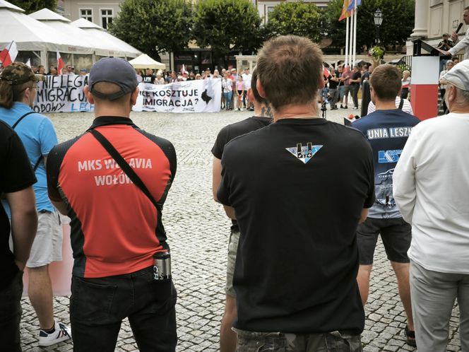 Manifestacja pod hasłem "Sto nielegalnej imigracji" w Lesznie