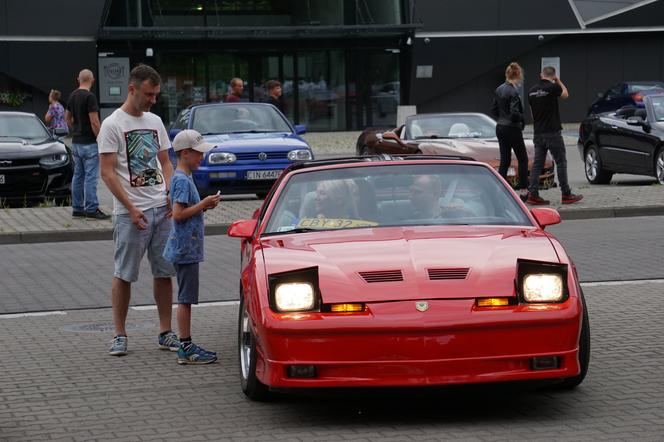 Bydgoskie Klasyki Nocą. Perełki motoryzacji zachwyciły bydgoszczan [ZDJĘCIA]