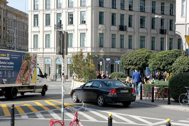 Zwężone ulice na placu zbawiciela