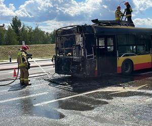 Autobus miejski w ogniu! Wielkie płomienie buchały na Ursynowie, cały się spalił