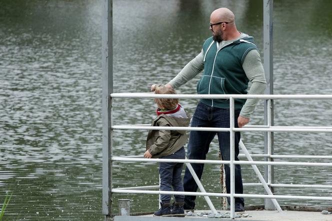 M jak miłość odc. 1452 po wakacjach 2019. Szymek (Staś Szczypiński), Andrzejek (Tomasz Oświeciński)