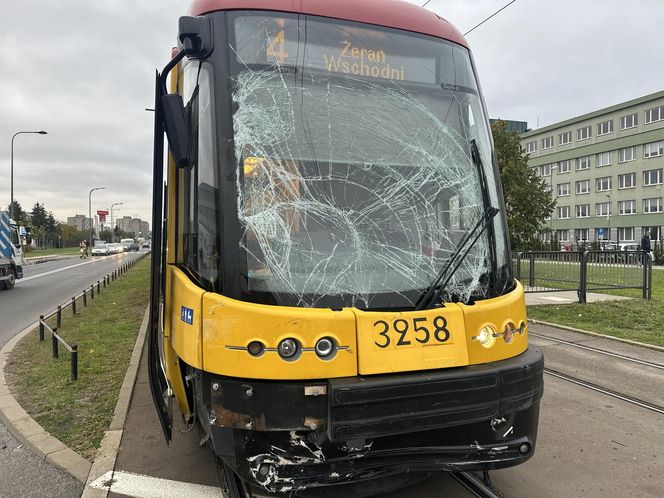 Tramwaj uderzył w busa na Annopolu. Poważny wypadek, motorniczy ranny