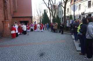 Niedziela Palmowa w Olsztynie. Dziesiątki wiernych na święceniu palm w katedrze św. Jakuba