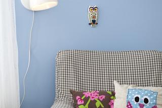 Pastelowo niebieska ściana w pokoju dziecka