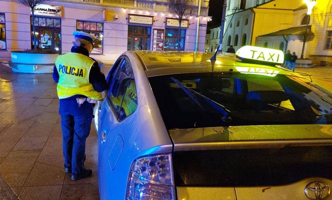 Policjanci skontrolowali taksówki „na aplikację”