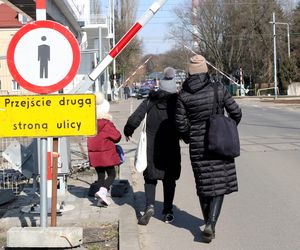  Takiego absurdu w Warszawie już dawno nie było. Mieszkańcy Pragi załamani po budowie kładki nad torami
