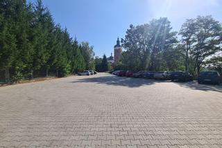 Parking dla niepełnosprawnych na samym końcu parkingu