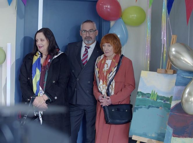 M jak miłość, po wakacjach. Adam Werner (Jacek Kopczyński), Krysia (Hanna Mikuć), pani Ola (Ewa Kolasińska)