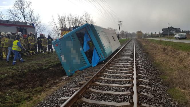 Autobus leżał przy torach! Groza w Papowie Toruńskim