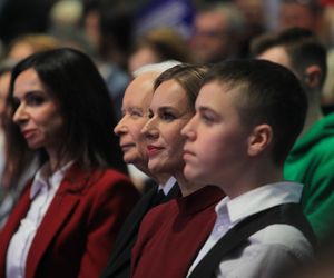 Marta Nawrocka na konferencji programowej w bordowej sukience 