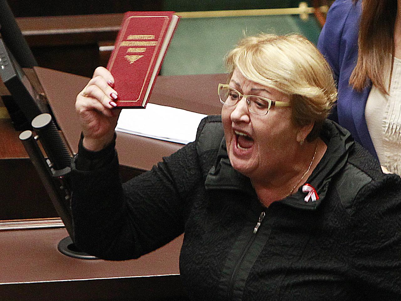 DOSTAŁA OD TUSKA EMERYTURĘ I ZOSTAŁA GWIAZDĄ PO
