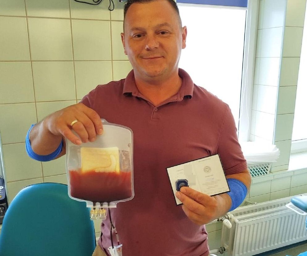 Czekał 8 lat na swoją szansę uratowania życia. Policjant z Biłgoraja oddał szpik dla genetycznego bliźniaka