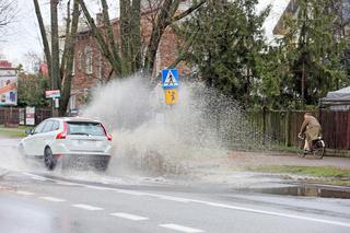 Wielka fuszerka w Warszawie. Woda zalewa ulicę. Absurdalne tłumaczenie urzędników