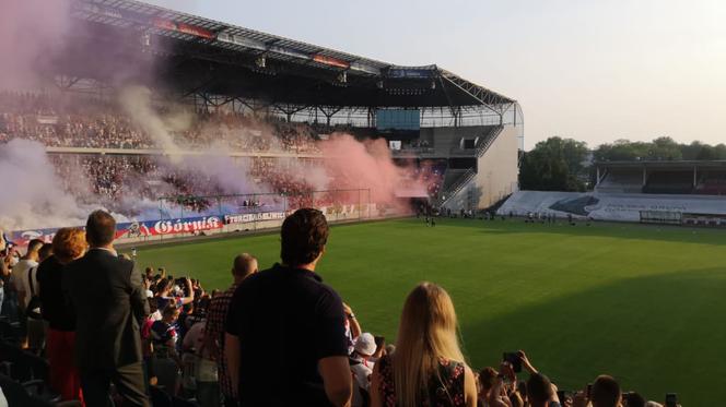 Tak kibice przywitali Łukasza Podolskiego w Górniku Zabrze. Szaleństwo na stadionie [ZDJĘCIA]