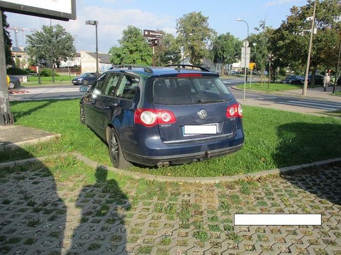 Nie chce im się czy nie potrafią? Tak parkują w Płocku "bezmyślni kierowcy" [ZDJĘCIA]