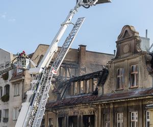 Pożar kamienicy w Poznaniu. Trwają poszukiwania zaginionych strażaków [ZDJĘCIA].