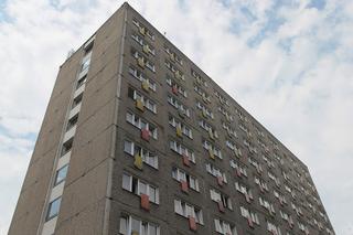 Tragedia na Mokotowie. 2-letnia dziewczynka wypadła z okna na 9. piętrze [NOWE FAKTY]