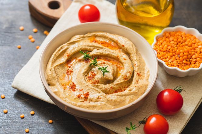 Klasyczny hummus zamień na ten z czerwonej soczewicy. Pikantny, kremowy i pyszny