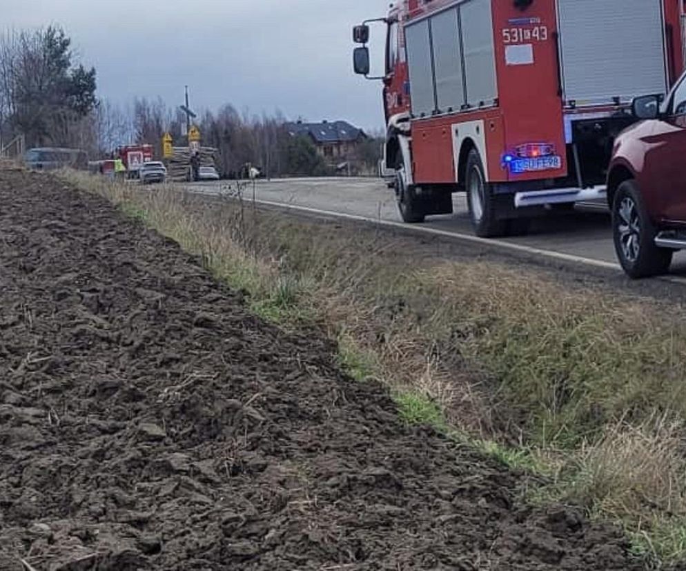 Droga wojewódzka w Małopolsce zablokowana. Policjanci i strażacy kierują na objazdy