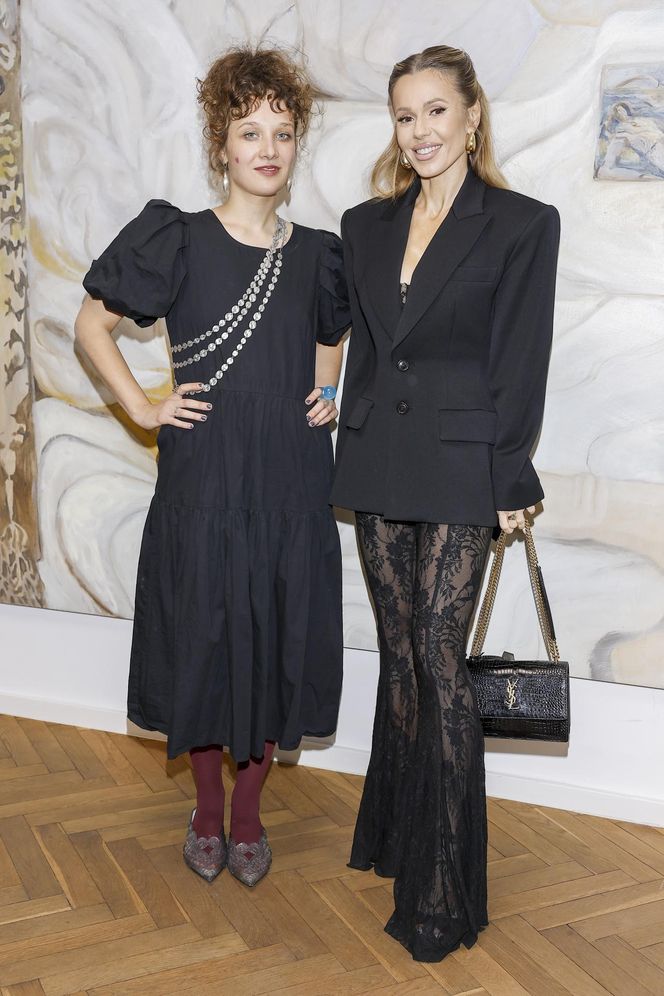 Ściśnięty biust i koronki. Tak Doda zaprezentowała się na wernisażu obrazów, dla których była inspiracją!