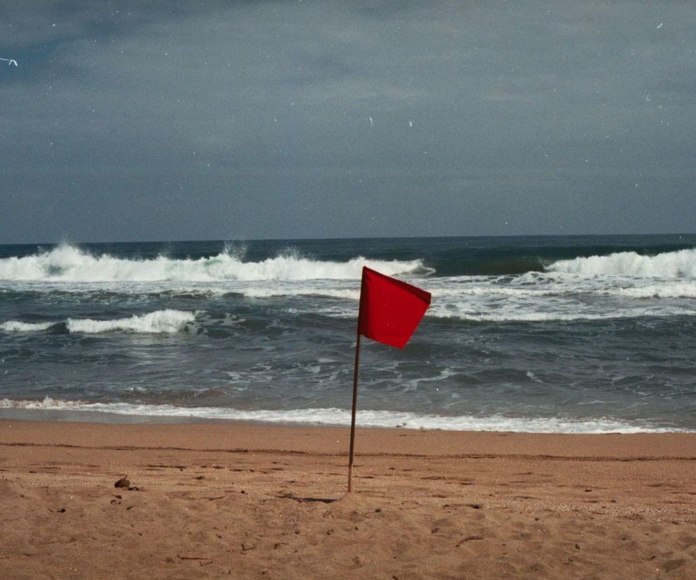 Alarm na plażach! Czerwone flagi na Bałtyku. Gdzie jest zakaz kąpieli?