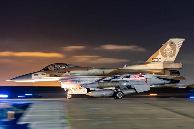 F-16I Sufa uzbrojony w bomby Spice 2000